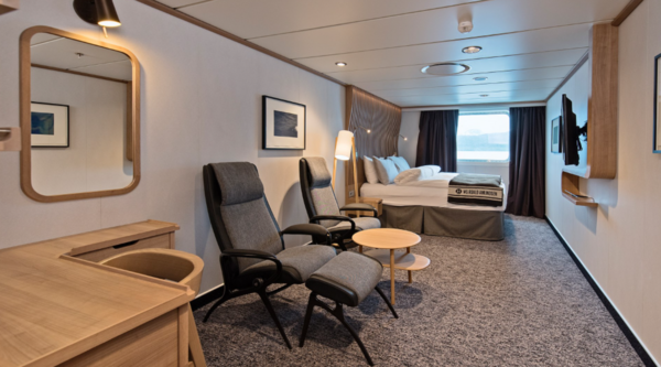 Hurtigruten - MS Roald Amundsen - Arctic Superior TT.png